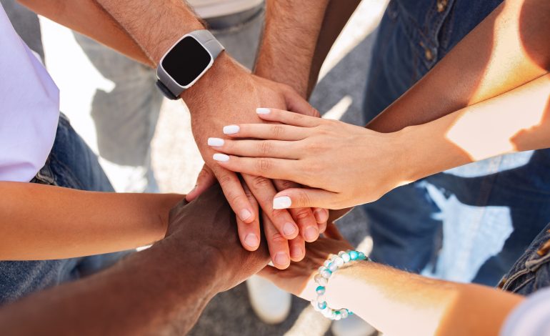 Persones agafades de la mà