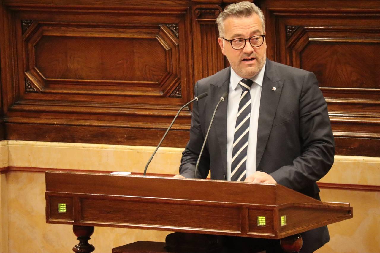 Un decret perquè el país no s’aturi