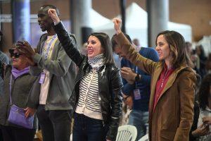 Una cuestión colateral a lo que ha sucedido con los presuntos casos de corrupción. Resulta que el presidente del gobierno hace una ronda con los partidos de la investidura para dar explicaciones y “Podemos” dice que no va porque el PSOE es un partido corrupto con el que no caben más tratos. Lo primero es que calificar a un partido de corrupto cuando lo que hay son tres presuntos golfos ya es de exagerar. Si no distinguen entre lo que pasó con el PP al que se condenó por corrupción sistémica y lo raro era encontrar a alguien que no estuviera en el ajo, es que tienen un problema que es antiguo. Eso de todos son iguales y la culpa es de todos es la manera más fácil de exculpar al peor, por eso la afición a enmerdar desde los que viven en pocilgas. Por elevación, cuando oigan decir que la guerra civil fue culpa de los dos ahí tienen a uno de los que la ganaron. Pero vamos con estos puristas del izquierdismo fruto del cainismo que nos persigue desde el inicio. Curioso que esté encabezado por dos personas que formaron parte del gobierno de coalición y que entonces no se daban cuenta de quienes estaban rodeadas. Ahora, supongo que llevadas por ese espíritu del “cuanto peor, mejor” aunque sea para la derecha con tal de que la socialdemocracia salga perjudicada. Porque es curiosa la escandalera montada y la poca o nula referencia a los sucedido en Madrid o Valencia. Pocos recuerdan ya la pinza entre Aznar y Anguita. Es una constante histórica desde la ruptura entre socialismo y anarquismo, entre Leninistas, Estalinistas y Trotskistas…. El mundo existe desde que existen ellos y es más. ese mundo es como ellos dicen que es. Barcelona fue víctima de ocho años de alcaldía perdida prometiendo una democracia popular que nunca se ejerció. Gentes que se creen que a Putin se le para con pancartas y que se ha de hablar siempre en imperativo y con cara de mala leche. Gentes cuya aportación a la política es nula y cuando hicieron algo el “pollo” legal que montaron fue de órdago. Y populismo a paletadas a base de decir que confían en la sabiduría popular cuando aplican sin ningún pudor el “libertad para qué” de Lenin, la autocracia de Stalin y la mano dura de Trotsky (la leyenda de la supuesta bondad se vio en como resolvió la revuelta de Kronstadt) Es decir, aquel circulo de hierro cerrado en torno al líder iglesias que ahora vuelve por las teles. “Podemos” si no existiera habría que inventarlo, dijo uno de los gurús del PP. En su debe haber perdido la alcaldía y la comunidad de Madrid, en su haber, el poder territorial de la derecha. Los grandes servicios de la verdadera izquierda.