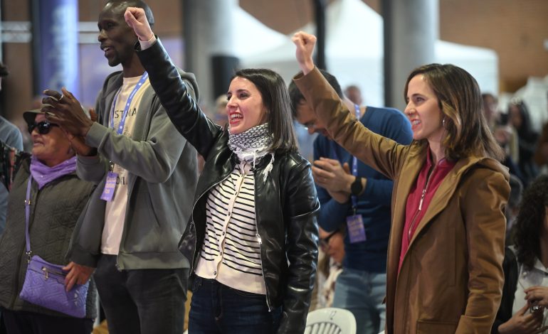 Una cuestión colateral a lo que ha sucedido con los presuntos casos de corrupción. Resulta que el presidente del gobierno hace una ronda con los partidos de la investidura para dar explicaciones y “Podemos” dice que no va porque el PSOE es un partido corrupto con el que no caben más tratos. Lo primero es que calificar a un partido de corrupto cuando lo que hay son tres presuntos golfos ya es de exagerar. Si no distinguen entre lo que pasó con el PP al que se condenó por corrupción sistémica y lo raro era encontrar a alguien que no estuviera en el ajo, es que tienen un problema que es antiguo. Eso de todos son iguales y la culpa es de todos es la manera más fácil de exculpar al peor, por eso la afición a enmerdar desde los que viven en pocilgas. Por elevación, cuando oigan decir que la guerra civil fue culpa de los dos ahí tienen a uno de los que la ganaron. Pero vamos con estos puristas del izquierdismo fruto del cainismo que nos persigue desde el inicio. Curioso que esté encabezado por dos personas que formaron parte del gobierno de coalición y que entonces no se daban cuenta de quienes estaban rodeadas. Ahora, supongo que llevadas por ese espíritu del “cuanto peor, mejor” aunque sea para la derecha con tal de que la socialdemocracia salga perjudicada. Porque es curiosa la escandalera montada y la poca o nula referencia a los sucedido en Madrid o Valencia. Pocos recuerdan ya la pinza entre Aznar y Anguita. Es una constante histórica desde la ruptura entre socialismo y anarquismo, entre Leninistas, Estalinistas y Trotskistas…. El mundo existe desde que existen ellos y es más. ese mundo es como ellos dicen que es. Barcelona fue víctima de ocho años de alcaldía perdida prometiendo una democracia popular que nunca se ejerció. Gentes que se creen que a Putin se le para con pancartas y que se ha de hablar siempre en imperativo y con cara de mala leche. Gentes cuya aportación a la política es nula y cuando hicieron algo el “pollo” legal que montaron fue de órdago. Y populismo a paletadas a base de decir que confían en la sabiduría popular cuando aplican sin ningún pudor el “libertad para qué” de Lenin, la autocracia de Stalin y la mano dura de Trotsky (la leyenda de la supuesta bondad se vio en como resolvió la revuelta de Kronstadt) Es decir, aquel circulo de hierro cerrado en torno al líder iglesias que ahora vuelve por las teles. “Podemos” si no existiera habría que inventarlo, dijo uno de los gurús del PP. En su debe haber perdido la alcaldía y la comunidad de Madrid, en su haber, el poder territorial de la derecha. Los grandes servicios de la verdadera izquierda.