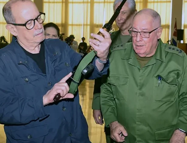 (Pensar es resistir)/ Silvio cogió su fusil