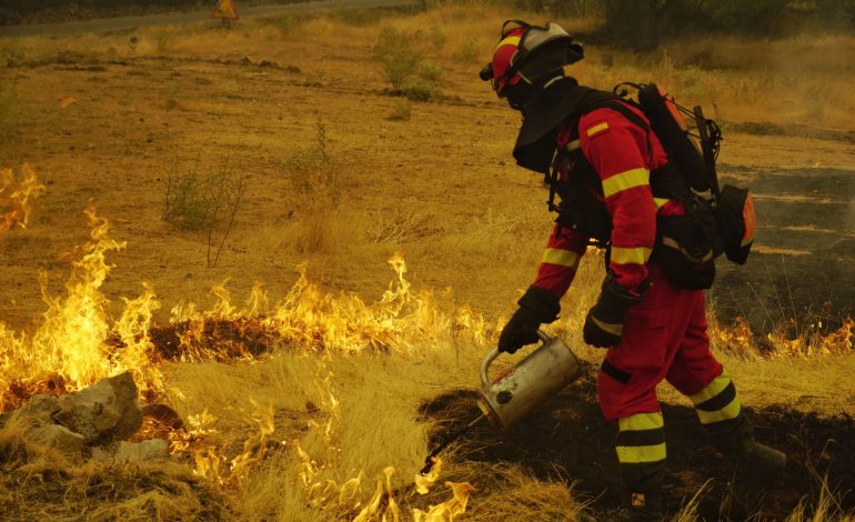 El risc que exigeix un canvi d’estratègia Fins al 15 de juliol, a Catalunya ja havien cremat 4.571 hectàrees forestals en 461 incendis, el pitjor registre de l'última dècada. Aquest mateix cap de setmana, el foc que afecta Almorox, San Martín de Valdeiglesias i la província d'Àvila ja superava les 100.000 hectàrees. La vicepresidenta tercera del Govern l'ha definit com l'incendi més important de la història recent d'Espanya. El balanç és devastador: més de 70.000 persones evacuades i ajuda sol·licitada a la Unió Europea. A l'altra banda de la frontera, a França, l'incendi que amenaça Bordeus ja ha desplaçat més de 220.000 persones i ha provocat, per primera vegada al país, un fenomen que bombers i científics han batejat com a «drac de foc entre els núvols»: un incendi capaç de generar els seus propis vents i de tornar-se, literalment, imprevisible i, per tant, impossible d'extingir amb mitjans humans. Darrere d'aquestes xifres hi ha una realitat que cap estadística no aconsegueix transmetre del tot: milers de persones evacuades, dies sencers d'angoixa i d'incertesa, pèrdues humanes i materials, imatges que quedaran gravades per sempre a la memòria i molts projectes de vida literalment calcinats. I també un símbol molt poderós: el fum negre i tòxic avançant, cada vegada més, cap als nuclis urbans. Quan es confinen o s'evacuen centenars de milers de persones, el desastre climàtic deixa de ser una imatge televisiva —de la qual ens podem distanciar a voluntat— per convertir-se en allò que sempre ha estat en realitat: persones angoixades i atemorides, vides concretes amenaçades i formes de vida senceres —una granja, un restaurant, una vinya, una casa, un poble— arrasades en poques hores. El risc que ja no és excepció, sinó estructura Tres focus, tres contextos geogràfics diferents, un mateix estiu: no és una casualitat; és un patró que, malauradament, ja ens resulta massa reconeixible. Fa més de quatre dècades, el sociòleg alemany Ulrich Beck va advertir, a la seva obra La societat del risc (1986), que les societats avançades entraven en una nova fase: la que ell va anomenar «societat del risc», un estadi en què les amenaces deixen de ser accidents puntuals per convertir-se en el resultat sistemàtic del nostre propi model de desenvolupament: estructurals, permanents i cegues davant les fronteres administratives. Un incendi que salta de Toledo a Àvila, o de la Gironda cap a Bordeus, no distingeix comunitats autònomes ni països, i ja no es pot considerar un accident ni un episodi passatger d'estiu: s'ha convertit en una realitat normalitzada que ens acompanyarà a partir d'ara. És la prova que hem entrat en un règim de risc permanent, en què els serveis de socors i l'ajuda d'emergència, per ben executats que siguin, ja no són suficients. Tampoc no s'ha de considerar accidental el dany que aquesta nova normalitat provoca: els incendis deixen una degradació del territori molt acusada i permanent. Els més recurrents o intensos deterioren les propietats físiques i biològiques del sòl, acceleren l'erosió i, quan la vegetació no aconsegueix regenerar-se a temps, afavoreixen el procés de desertificació. Segons el Ministeri per a la Transició Ecològica, al voltant del 75% del territori espanyol ja es troba en risc de desertització i un 6% ja s'ha degradat de forma irreversible. El patró que hi ha darrere d'aquesta xifra és conegut: la despoblació rural deixa la muntanya sense gestionar, la biomassa seca s'hi acumula i el foc —originat per negligència humana en el 90% dels casos— troba cada any un combustible més abundant. No estem davant d'un fenomen natural que simplement s'hagi agreujat amb la calor: també és el resultat de dècades d'abandonament territorial que encara no s'han corregit amb l'ambició necessària. Estabilitat i realisme, no fragmentació Siguin quines siguin les perspectives, convé assenyalar també allò que s'ha avançat: el Pla Alfa, la coordinació entre Bombers, Agents Rurals i Mossos d'Esquadra, i els plans d'autoprotecció de més de 300 municipis catalans constitueixen una resposta seriosa i professional davant l'emergència immediata. I cal dir una cosa que no sempre s'expressa amb la claredat necessària: res d'això no seria possible sense l'estabilitat institucional que el Govern de Salvador Illa ha retornat a Catalunya, ni sense la mirada realista —sense èpica, sense dreceres— amb què ha tornat a situar la gestió pública, i no la confrontació identitària, al centre de l'acció de govern. Aquesta combinació d'estabilitat i realisme no és un luxe en temps tranquils: és la condició sense la qual cap reforma profunda no és possible. El mateix Govern ho va entendre abans que el foc ho fes evident: el passat mes de maig, Illa va signar amb Califòrnia un pla d'acció a dos anys vista en el marc de la Mediterranean Climate Action Partnership —quinze governs subestatals de cinc continents—, centrat en la gestió dels incendis, els recursos hídrics i l'adaptació climàtica. És la prova que els canvis de fons no s'improvisen a l'agost: es construeixen amb anys d'antelació i al costat de socis que comparteixen un mateix horitzó. Un pacte d'estat com el que aquesta setmana ha reclamat Pedro Sánchez —i que Vox rebutja de ple juntament amb l'Agenda 2030— només tindrà aquest mateix valor si es planteja amb aquesta mateixa lògica: governs que durin, pressupostos que s'aprovin i consensos que resisteixin més d'un cicle electoral. Si, per contra, cedim terreny als discursos que alimenten la fragmentació i la polarització social —l'extrema dreta que nega el problema, la xenofòbia que busca un culpable extern allà on només hi ha negligència i abandonament rural—, no hi haurà cap reforma possible: només la gestió de la pròxima urgència, i després de la següent. L'estabilitat no és continuisme: és la precondició del canvi real. El que el risc ens retorna El drac de foc que avança cap a Bordeus, les cent mil hectàrees d'Àvila i Madrid, les 4.571 hectàrees cremades a Catalunya: no són tres episodis aïllats, sinó una mateixa societat del risc. Tot plegat mostra què passa quan s'ajorna el canvi de model de vida que és més urgent que mai. Darrere de cada evacuació hi ha una família real. Darrere de cada hectàrea cremada emergeix un futur més fràgil. La pregunta no és si un bosc tornarà a cremar —ho tornarà a fer, i probablement amb una intensitat més gran—, sinó si ens podem permetre continuar ajornant les respostes estratègiques que una societat del risc, cada vegada més accentuada, ja no pot esperar.